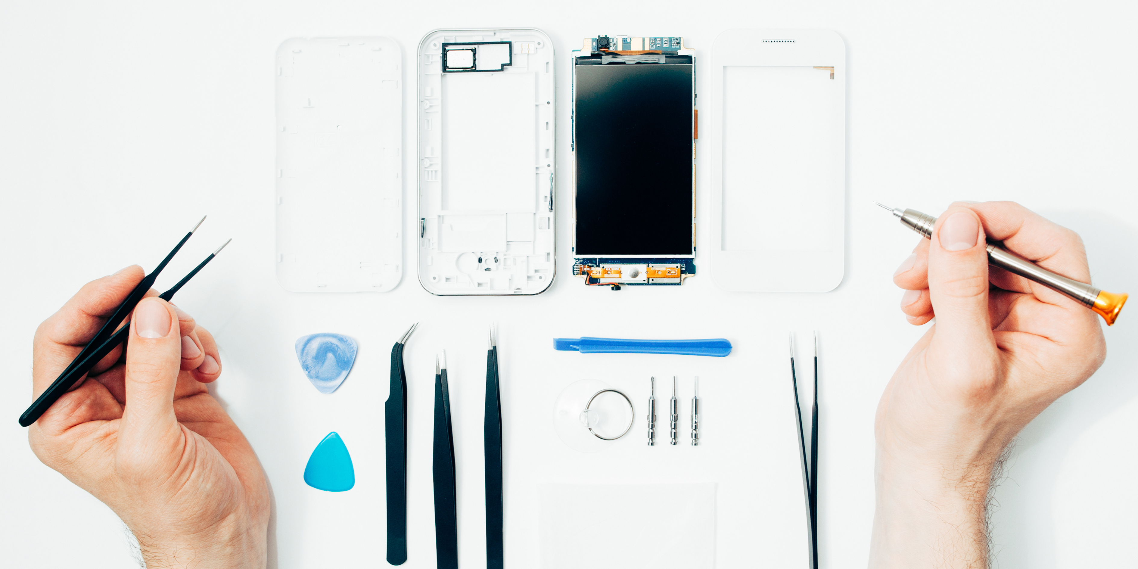 Disassembled smartphone with screen replacement tools – professional phone repair toolkit for screen fixes at Reparation Tech